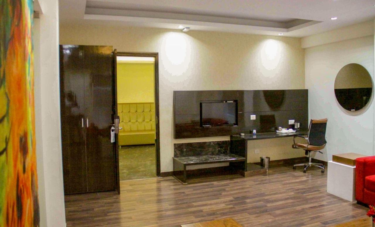 Four Leaf Hotel,Budaun Bagian luar foto